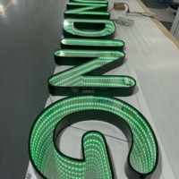 Letrero RGB Dinámico Personalizado de Alta Gama, Material Premium, Acabado de Capas Profundas, Iluminación Decorativa Colgante para Letreros de Recepción y Tiendas