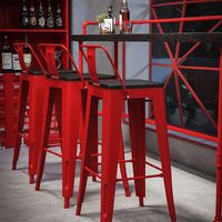 Tables et chaises en bois massif et métal de style industriel noir et rouge, très demandées pour les bars et salons de thé