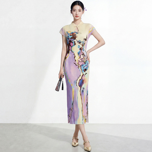 Robe mi-longue de style chinois à col mandarin avec imprimé floral peint à la main, robe fourreau ajustée à manches courtes en soie tissée - Product Image 2