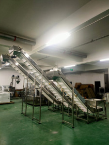 Elevador de cubo vertical de alta capacidad con tolva de elevación inclinada personalizada para alimentos con cinta transportadora - Product Image 6