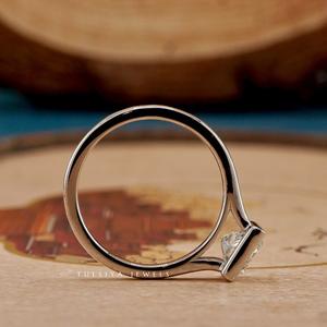 Magnifiques bagues en diamant créées dans des collections de joaillerie fine pour mettre en valeur la brillance et le luxe de chaque diamant. - Product Image 3