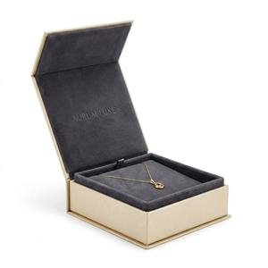Boîte à bijoux en papier de luxe avec gaufrage à la feuille d'or et fermeture magnétique, doublure en velours pour bague et collier, logo personnalisé - Product Image 3