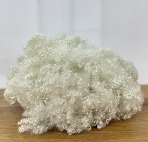 Fibra Discontinua de Poliéster 100% Reciclado HCS 7D 51mm, Hueca y Conjugada, Ignífuga, para Relleno de Sofás, Tipo Hilado - Product Image 1