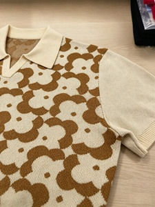 เสื้อโปโลถักลายแจ็คการ์ดวินเทจสำหรับผู้ชาย แขนสั้น คอวี ลายเรขาคณิต เสื้อลำลอง เสื้อสเวตเตอร์ที่ผลิตอย่างยั่งยืน - Product Image 2