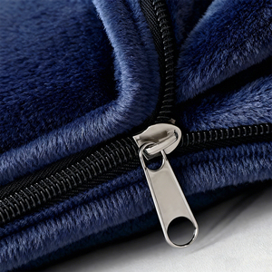 ชุดผ้าห่มเดินทาง 2 in 1 พร้อมโลโก้ส่วนตัว ปรับแต่งสีและขนาดได้ ผ้าฟลานเนลนุ่ม ผ้าฟลีซ ใช้เป็นหมอนและผ้าห่มเดินทาง 2-in-1 สำหรับเครื่องบินและรถยนต์ เพื่อความสบาย - Product Image 6