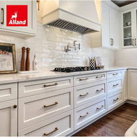 Ensemble de cuisine blanc sur mesure Alland avec îlot central, meubles en bois massif, armoires de cuisine style Shaker