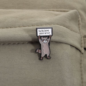 Эмалированная брошь в виде енота - Product Image 3