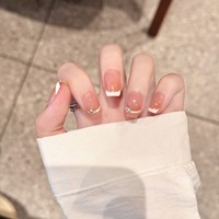 Faux ongles à presser pour femmes, rose nude, courts, carrés, avec French manucure blanche, finition brillante et breloque en cristal, pour un style classique, chic et luxueux