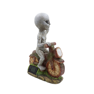 Statua Aliena Originale - Alieno con Segno della Pace, Ornamento per Casa, Ufficio, Bar, Sala Giochi, Scrivania, Mensola, Postazione di Lavoro, Tavolino da Caffè - Product Image 5