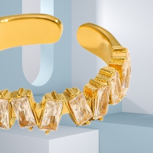 แหวนแต่งงานและหมั้นสำหรับผู้หญิงจาก UM Jewelry ผลิตจากสแตนเลสสตีลชุบแพลตตินั่ม กันน้ำ ไม่หมอง พร้อมประดับด้วยเพชรซิร์คอน ดีไซน์คลาสสิก - Product Image 3