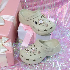 Sabots décorés de fleurs en perles blanches pour femmes, sandales d'été à enfiler avec semelle EVA rembourrée, semelle épaisse antidérapante, tendance - Product Image 4
