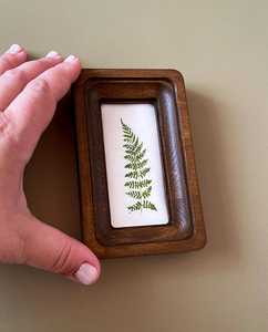 Marco de fotos de madera hecho a mano para la decoración del hogar o la oficina, perfecto para mostrar recuerdos en estilo rústico o clásico - Product Image 4