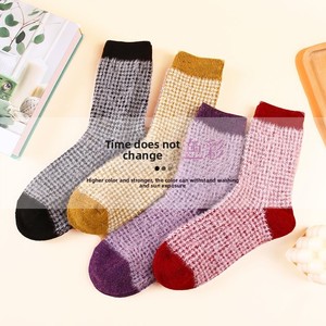 <span class=keywords><strong>Chaussettes</strong></span> d'intérieur à carreaux d'hiver de haute qualité pour femmes <span class=keywords><strong>laine</strong></span> chaude épaisse tricotée floue nouvelle conception équipage robe antidérapante usage quotidien manchette de corps - Product Image 4