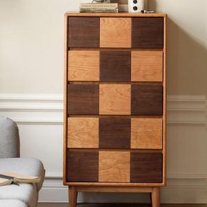ตู้เก็บของไม้เชอร์รี่ลายตารางหมากรุกสีดำวอลนัทแบบห้าลิ้นชักสไตล์เรโทร Genji Wood Language สำหรับห้องนอน - Product Image 1