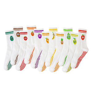 Chaussettes de sport antidérapantes en jacquard à motif de fruits de dessin animé pour le Pilates - Product Image 5