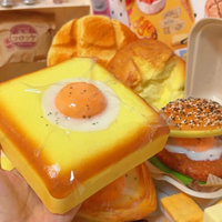 Jouet Squishy Oeuf Frit sur Grille, Jouet à Presser en Forme de Pain à Remontée Lente, Jouet Anti-Stress Relaxant pour les Mains pour Enfants et Adultes