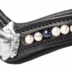สายรัดคิ้วม้าหนังรูปทรงวีทันสมัยทันสมัยด้วยหนังอังกฤษสีดำหรูหราพร้อมครีมและไข่มุกสีน้ำเงินเข้มและโล่ - Product Image 1