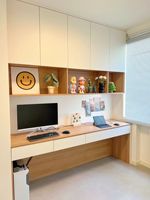 Bureau d'ordinateur modulable avec bibliothèque et armoires fermées anti-poussière, mobilier pour bureau partagé à domicile