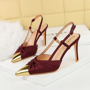 Chaussures de mariée élégantes pour femmes 2025, escarpins à talons hauts de 9 cm, bout pointu métallique, style slingback, pour mariages et occasions spéciales - Product Image 5