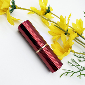 Tubo de Lápiz Labial Vacío de Aluminio, Fabricación Profesional, Diseño Vertical con Rayas Gruesas, Color Rojo Cepillado, Parte Superior Plana y Redonda, OEM - Product Image 2