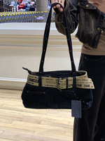 Sac fourre-tout à bandoulière grande capacité en denim délavé foncé avec sangle réglable, poche avant renforcée à rivets et sangle en toile à lettres, idéal pour les trajets quotidiens