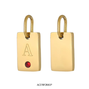 Amuleto con Letra del Signo Zodiacal |   Colgante de Acero Inoxidable Chapado en Oro PVD de 18K con Inicial del Alfabeto en Forma de Rectángulo |   Resistente al agua y sin deslustre - Product Image 5
