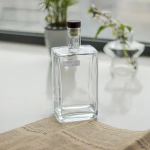 Elegante botella de vidrio vacía cuadrada de 750ml Vodka Tequila Spirit con tapa de corcho