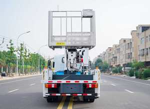 Camion nacelle articulée Isuzu avec bras pliant, nacelle élévatrice, véhicule de travail en hauteur, plateforme de travail aérien, élévateur de personnel, engin aérien - Product Image 2