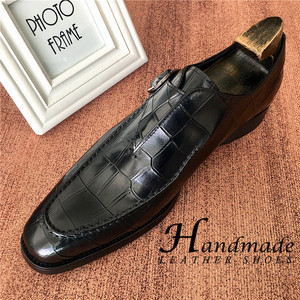 Chaussures de mariage pour marié en cuir véritable de style européen, motif crocodile, rouge bordeaux, avec fermoirs rétro et cuir artisanal - Product Image 2