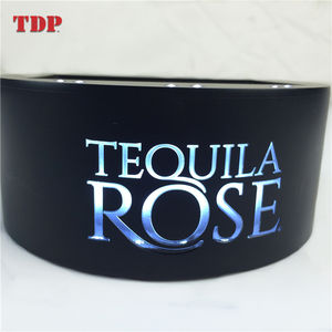 Botella de vino de licor acrílica personalizada de fábrica de Vietnam, soporte para vino con base de luz LED - Product Image 2