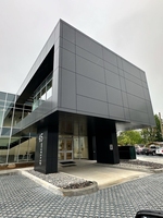 Panneaux muraux composites en alliage d'aluminium Alucobond, modernes, ignifuges, antistatiques, légers, pour usage hôtelier, résistants aux UV, argentés
