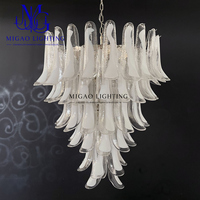 Lustre médiéval français de luxe, pendentif en verre transparent dégradé blanc fait main en forme de pétale, suspension métallique, pour plafond haut de duplex ou loft