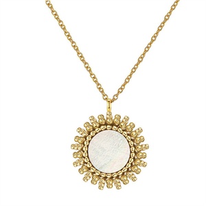 Collier simple et tendance avec pendentif géométrique plaqué or et breloque coquillage en acier inoxydable - Product Image 1