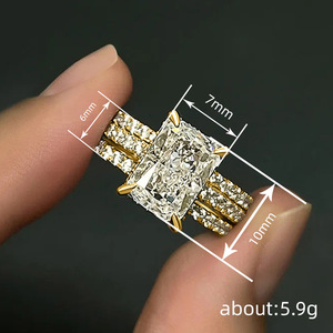 Anello di Fidanzamento con Diamante Taglio Radiant in Oro Bianco, Diamanti Naturali Colore D con Pietre Laterali per Donna - Product Image 4