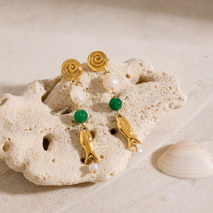 Pendientes Colgantes de Oro de 18K con Ágata Verde y Perla, Diseño de Pez, para Uso Diario - Product Image 3