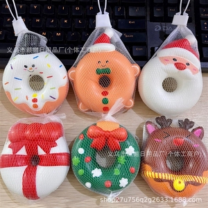Jouet anti-stress Père Noël en forme de beignet à rebond lent, best-seller transfrontalier pour Noël, accessoires amusants à pincer - Product Image 4