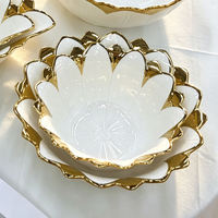 Bloemblaadjesvormige keramische schaal met gouden rand, wit porselein, multifunctionele serveerschaal voor salade, fruit en dessert, set