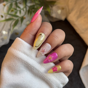 Faux ongles 3D sculptés en feuille d'or à presser, 24 pièces - Forme amande, tendance et sexy, pour femmes, vente en gros, logo personnalisé OEM - Product Image 3