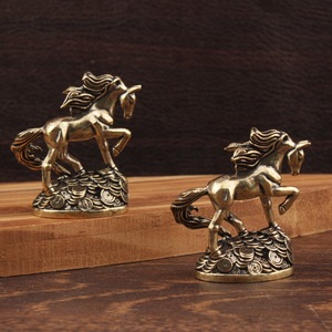 Figura de caballo del zodiaco de latón que persigue el dinero, decoración de mesa para el hogar u oficina, regalo de Año Nuevo Chino - Product Image 1
