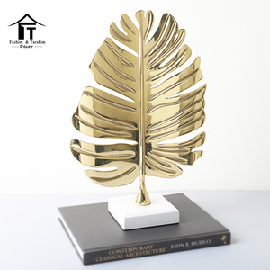Contemporain en métal d'art décoratif en laiton plaqué feuille forme sculpture - Product Image 4