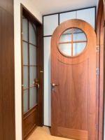 Porte intérieure en bois avec placage en noyer naturel CBMmart US, panneau de verre rond décoratif, noyau solide, porte sur mesure