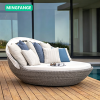Chaise longue de piscine en rotin moderne pour l'extérieur, directement de l'usine, avec coussins, pour hôtel et villa, durable et écologique