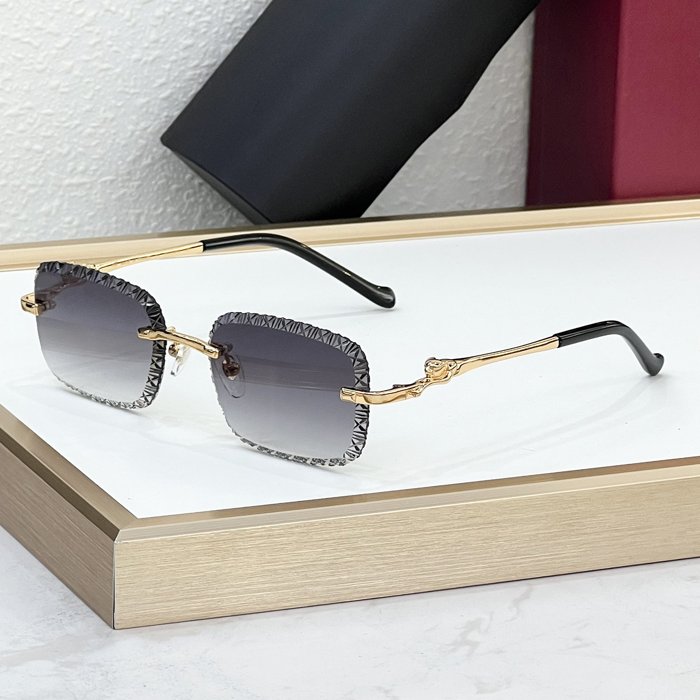 Marco dorado y negro con gris degradado.