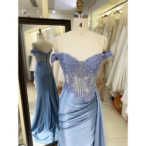 Abito da ballo formale 2025 blu fumo con spalle scoperte, corpetto in pizzo e gonna in raso plissettata a mano, ideale per Black Tie - Product Image 3