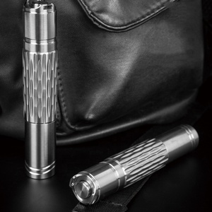 Linterna LED de titanio AA IP67 recargable por USB, luz de emergencia portátil con 400 lúmenes y rango de 200m - Product Image 2