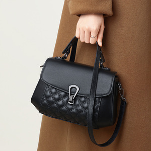 กระเป๋าถือหนังแท้ทรง Satchel สำหรับผู้หญิง ลายควิลท์เพชร  หูหิ้วเดี่ยว แฟชั่นกระเป๋าสะพายข้าง - Product Image 1