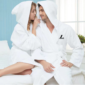 <span class=keywords><strong>Accappatoio</strong></span> Bianco con Cappuccio in <span class=keywords><strong>Cotone</strong></span> <span class=keywords><strong>100</strong></span>% Terry Unisex per Hotel e Spa, Accappatoi Personalizzati con Logo per Hotel - Product Image 4