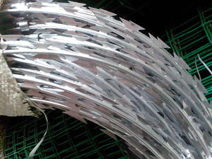 उच्च गुणवत्ता वाले एंटी-चढ़ाई फार्म रेजर बार्बेड वायर 200 मीटर 500 मीटर लोहे के मानक आकार स्टेनलेस स्टील वायर - Product Image 3