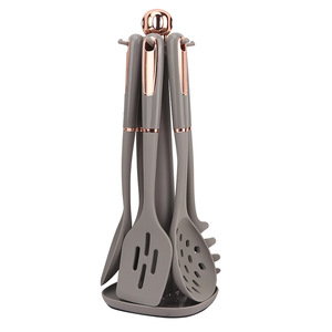Ensemble d'ustensiles de cuisine en silicone gris 7 pièces, spatule antiadhésive, louche, écumoire, outils de cuisson avec accents or rose et support de rangement - Product Image 1