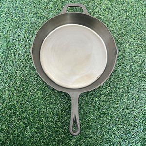 Poêle en fonte de 10 pouces, pré-assaisonnée, surface lisse et polie, antiadhésive, pour les feux de camp, les cuisinières et les fours - Product Image 6